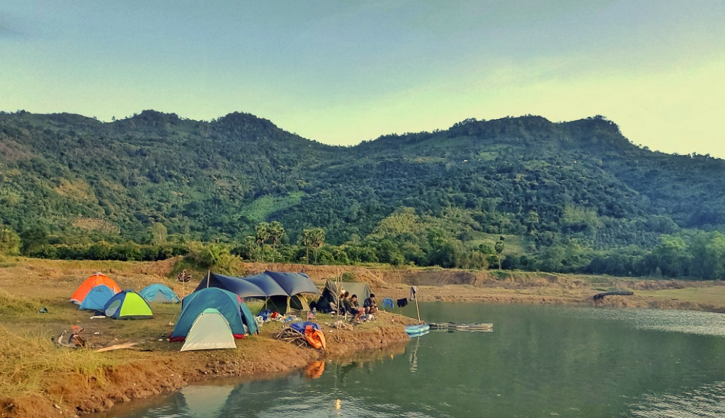 Cắm trại hồ núi dài